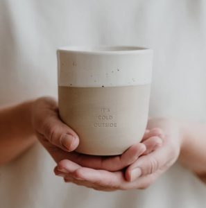MUG EN GRES "IT'S COLD OUTSIDE" – Image 3