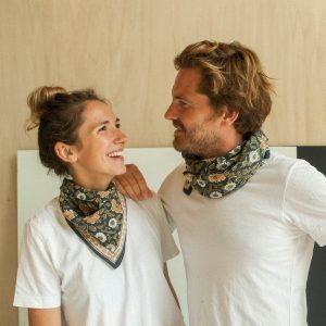 FOULARD LATIKA "COEUR" REGLISSE – Image 3