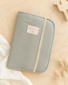 PROTEGE CARNET DE SANTE NID ABEILLE LAUREL GREEN – Image 3