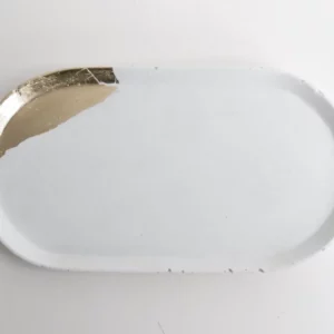 Plateau en béton blanc, pointé d'or