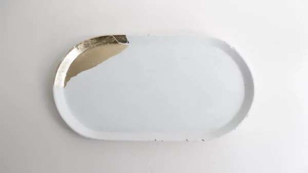 Plateau en béton blanc, pointé d'or