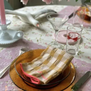 SERVIETTE DE TABLE BRODÉE  "JOLI COEUR" - MOUTARDE – Image 2