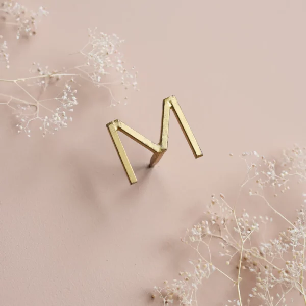 Clou mural en laiton - Lettre "M"