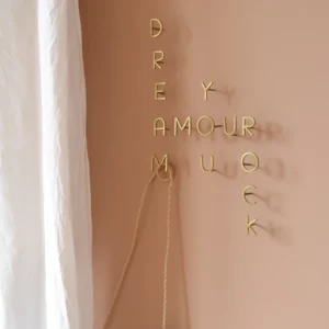 Clou mural en laiton - Lettre "C" – Image 4