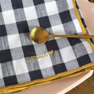 SERVIETTE DE TABLE BRODÉE "AMOUR" - RÉGLISSE