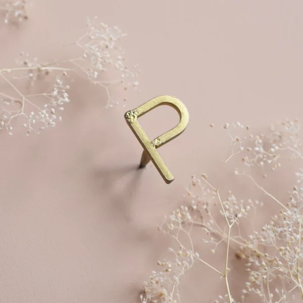 Clou mural en laiton - Lettre "P"