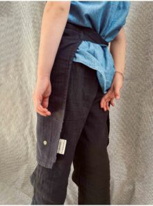 TABLIER ENFANT LIN ET COTON MARCEL "CAVIAR" – Image 4