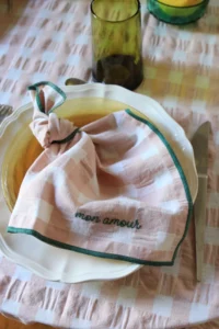 SERVIETTE DE TABLE BRODÉE  MON AMOUR MACARON – Image 4