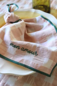 SERVIETTE DE TABLE BRODÉE  MON AMOUR MACARON – Image 3