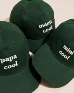 La casquette brodée Mini cool - vert sapin de émoi émoi – Image 5