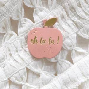 BROCHE POMME ROSE DRAGÉE